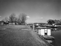 45682 Gezicht op de Vecht te Utrecht ter hoogte van de Kloosterlaan; op de achtergrond de Jan Ligthartschool ...